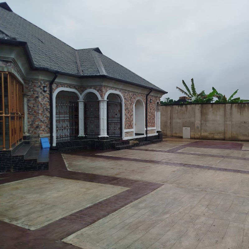 5 bedrooms bungalow